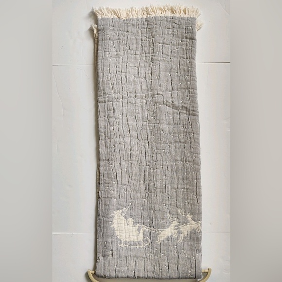 🎁Piscatextil Holiday Throw Blanket - Neutral Gray Holiday Village & Sleigh - Picture 5 of 12